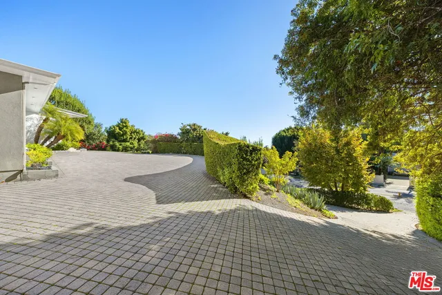 $19,995 | 11215 Sunset Boulevard, Los Angeles, CA 90049