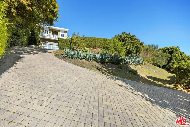 $19,995 | 11215 Sunset Boulevard, Los Angeles, CA 90049