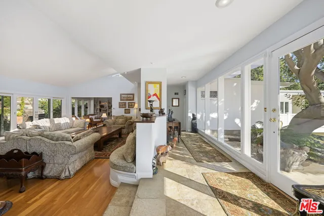 $19,995 | 11215 Sunset Boulevard, Los Angeles, CA 90049