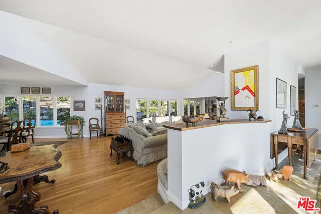 $19,995 | 11215 Sunset Boulevard, Los Angeles, CA 90049