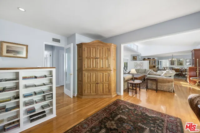 $19,995 | 11215 Sunset Boulevard, Los Angeles, CA 90049