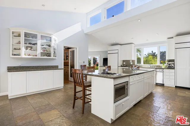 $19,995 | 11215 Sunset Boulevard, Los Angeles, CA 90049