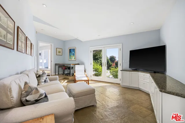 $19,995 | 11215 Sunset Boulevard, Los Angeles, CA 90049