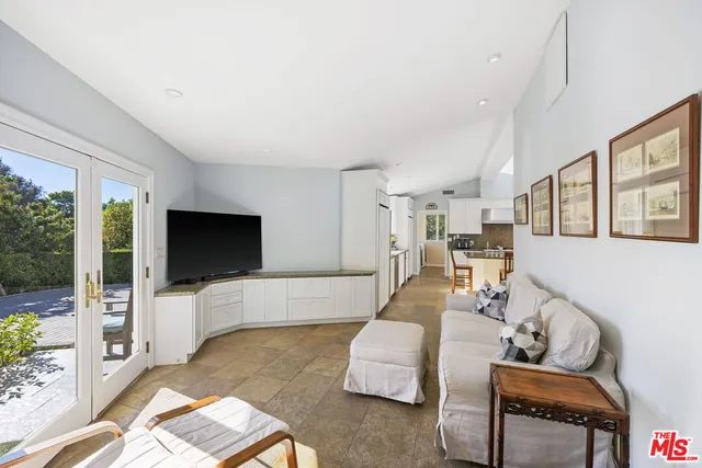 $19,995 | 11215 Sunset Boulevard, Los Angeles, CA 90049