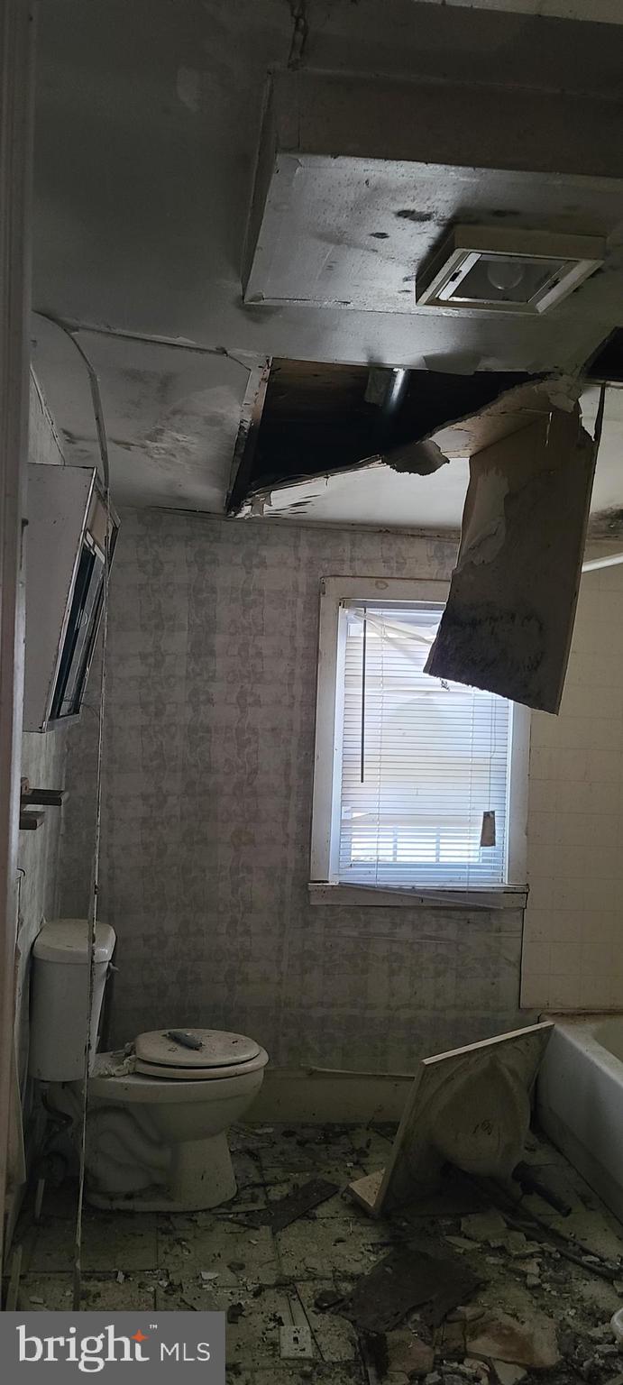 922 Skipjack Road Kinsale, VA 22488 - Photo 18 of 34 a bathroom with a toilet a sink and a window
