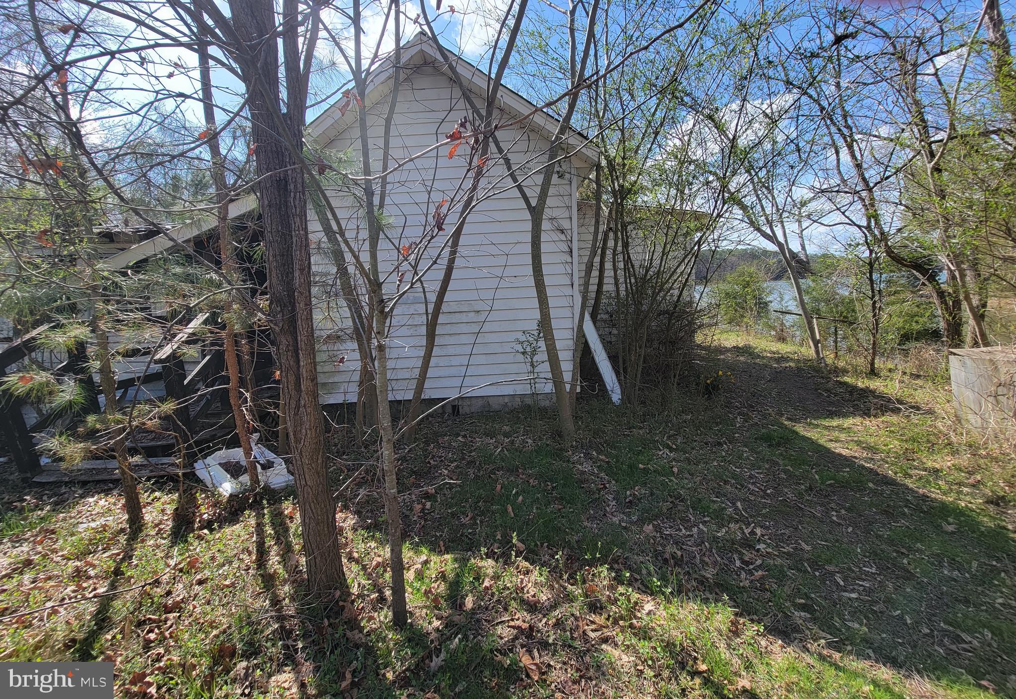 922 Skipjack Road Kinsale, VA 22488 - Photo 23 of 34 a backyard of a house with lots of green space
