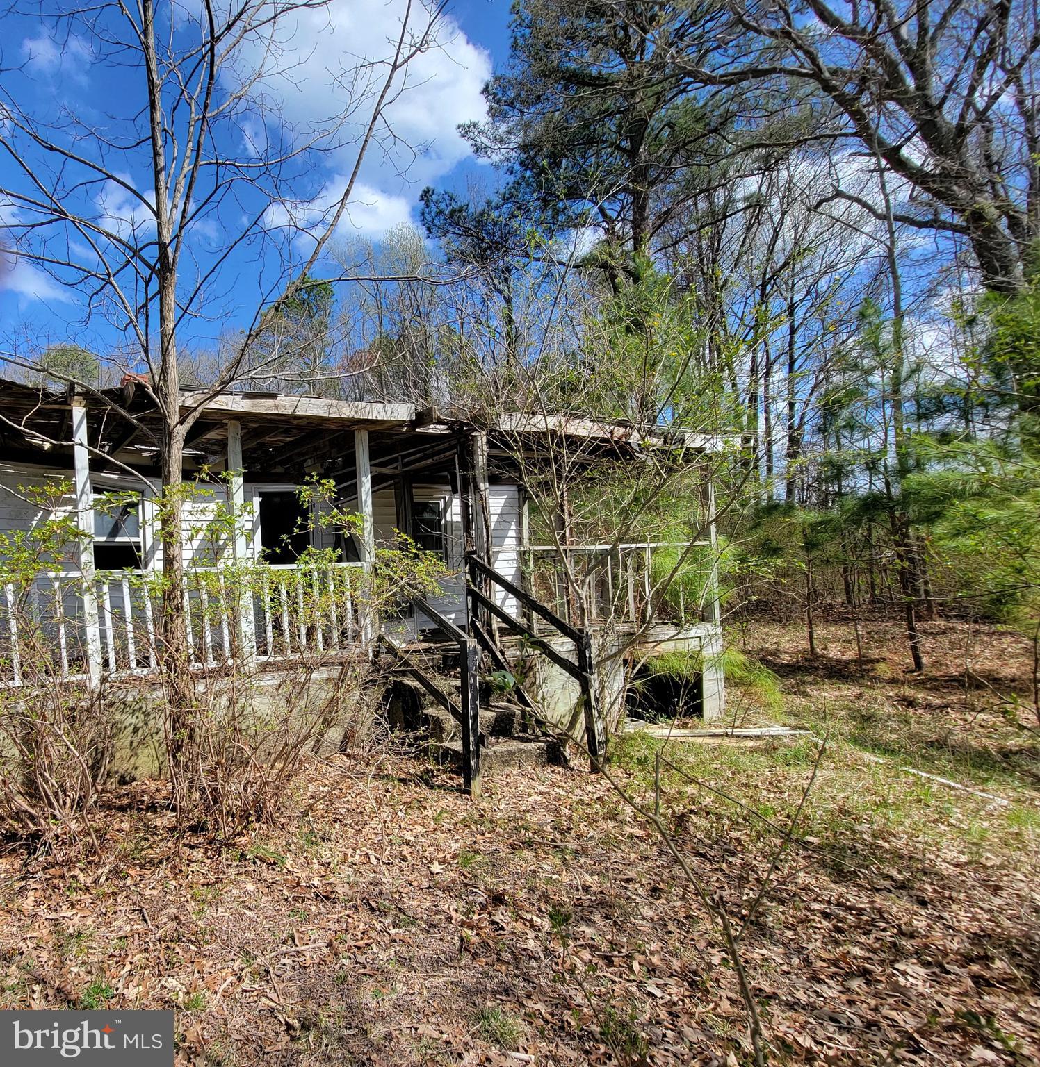 922 Skipjack Road Kinsale, VA 22488 - Photo 3 of 34 a backyard of a house with barbeque oven