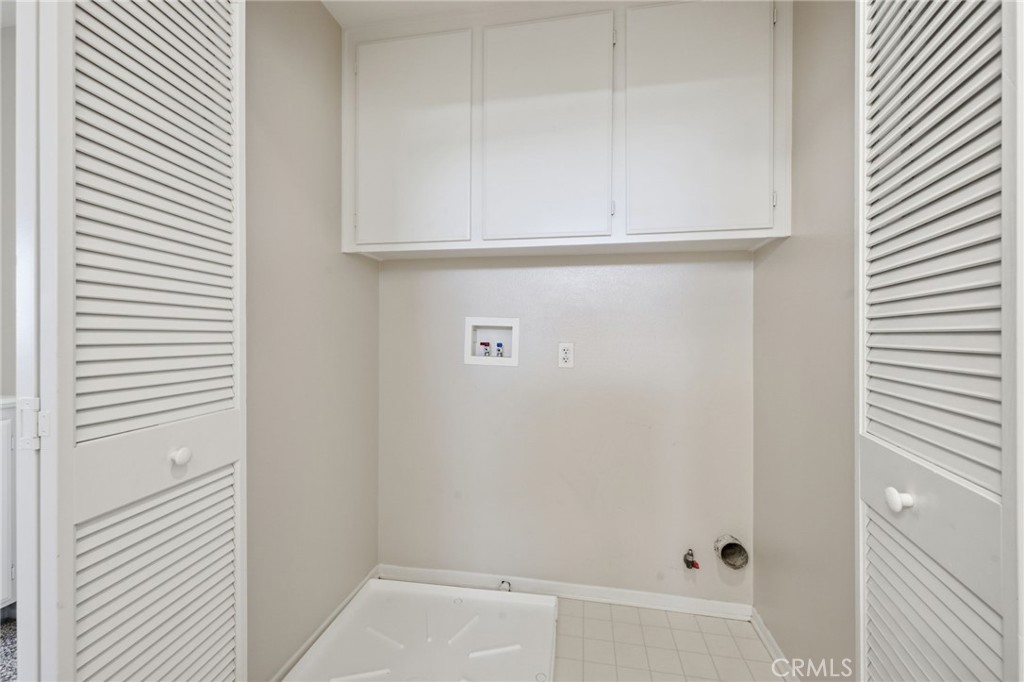 250 Settlers Road Upland, CA 91786 - Photo 21 of 31 a bathroom with a bathtub