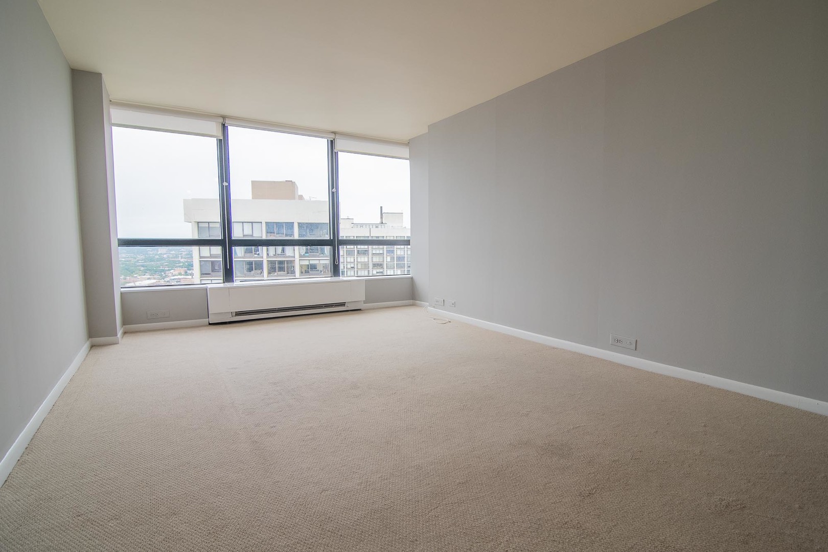 5415 North Sheridan Road, Unit 3808 Chicago, IL 60640 - Photo 4 of 16 an empty room with windows and city view