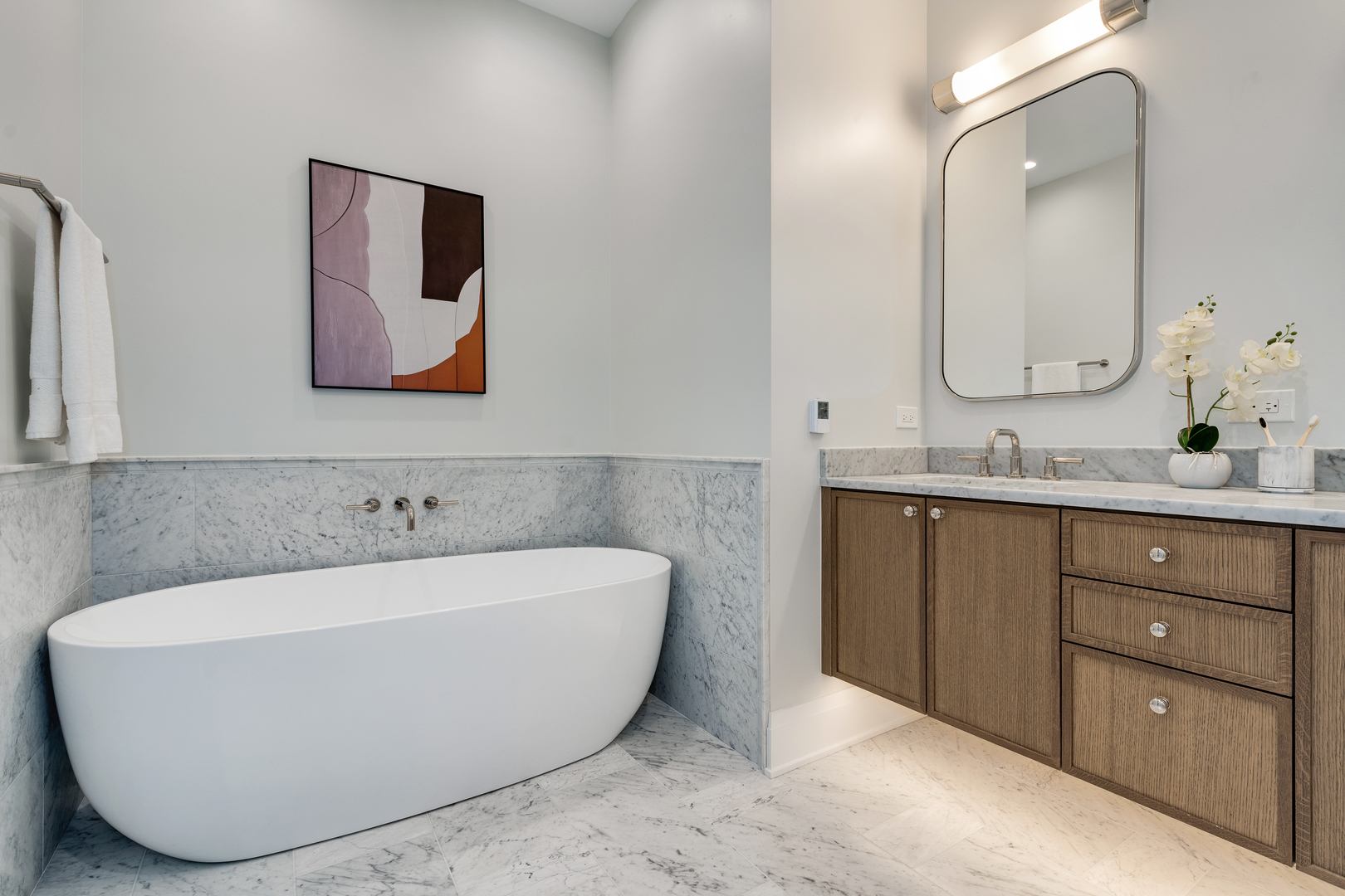 3923 North Janssen Avenue, Unit 2E Chicago, IL 60613 - Photo 7 of 13 a bathroom with a bathtub and mirror