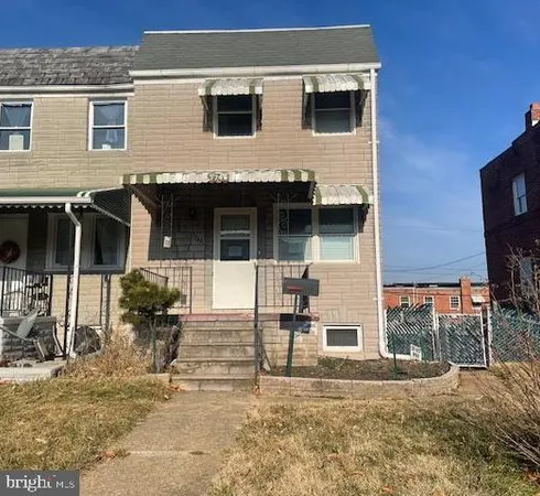 a view of a house with backyard