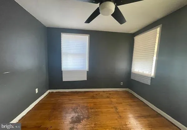 a view of empty room with window