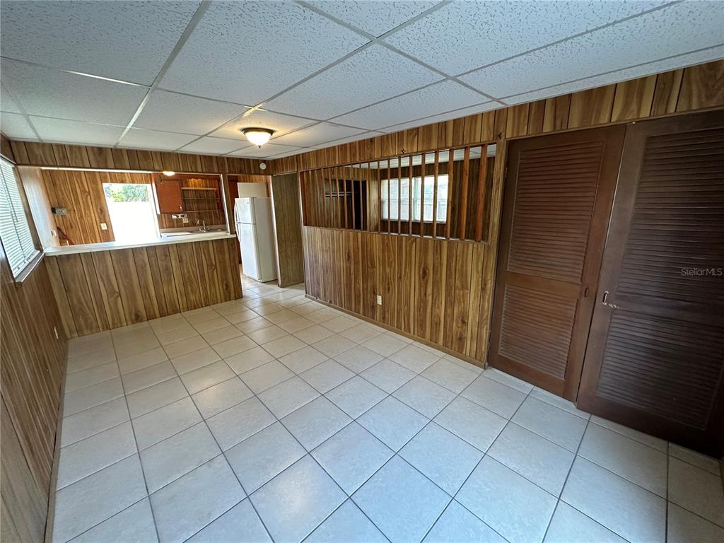 2002 20th Street West, Unit B Bradenton, FL 34205 - Photo 3 of 19 a view of a garage