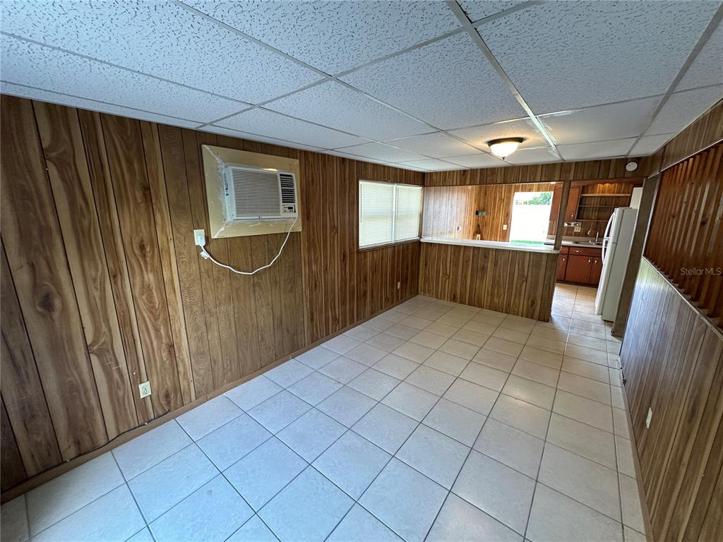 2002 20th Street West, Unit B Bradenton, FL 34205 - Photo 4 of 19 a view of a hallway