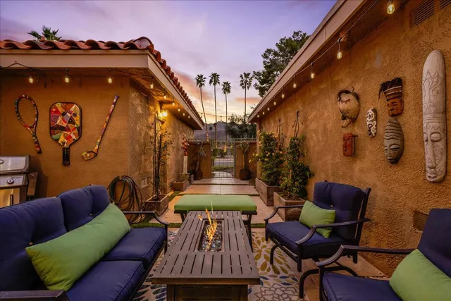 a en suite bathroom with double vanity and a mirror