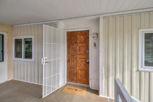 a view of a livingroom with entryway