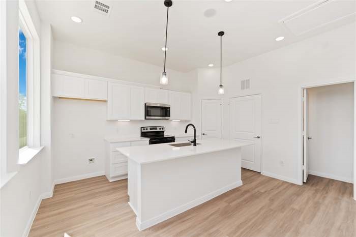 4710 Mallow Street, Unit B Houston, TX 77033 - Photo 7 of 24