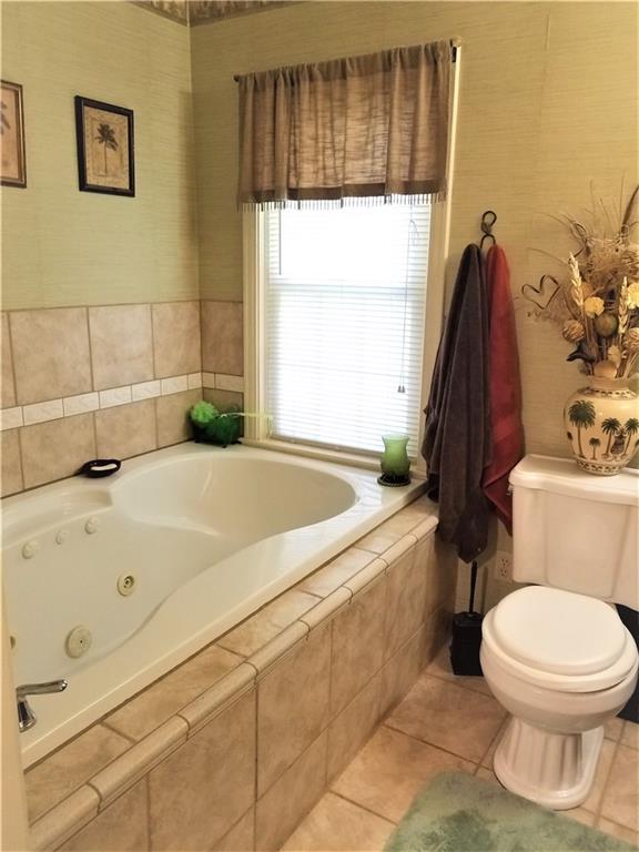106 Artlee Avenue Butler, PA 16001 - Photo 12 of 24 Jet spa tub in the master bath.