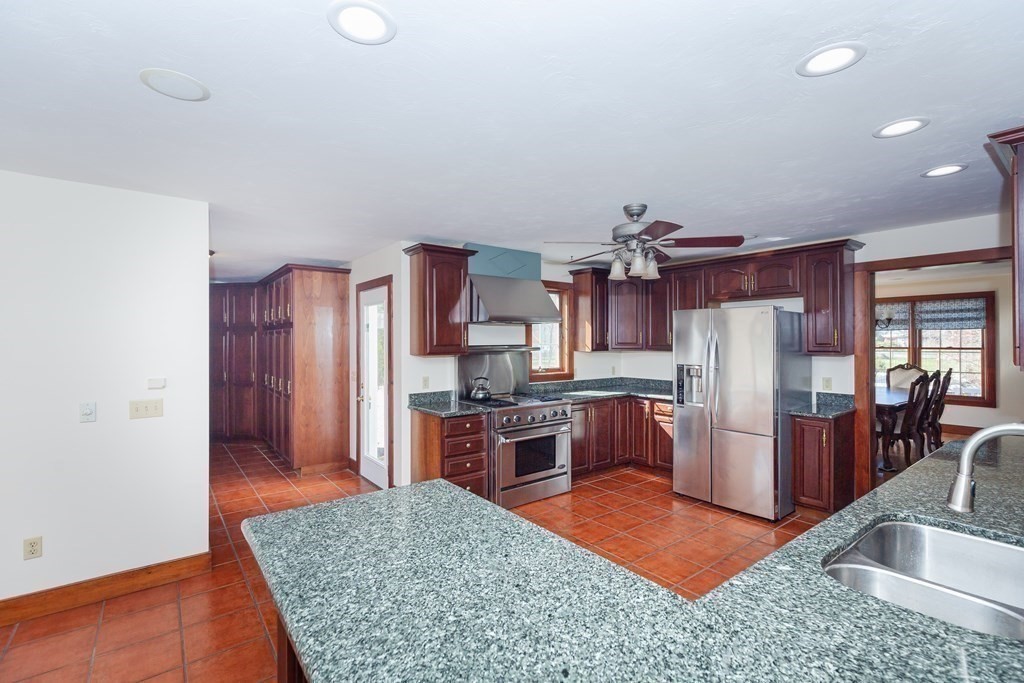 308 New Bedford Road Rochester, MA 02770 - Photo 7 of 42