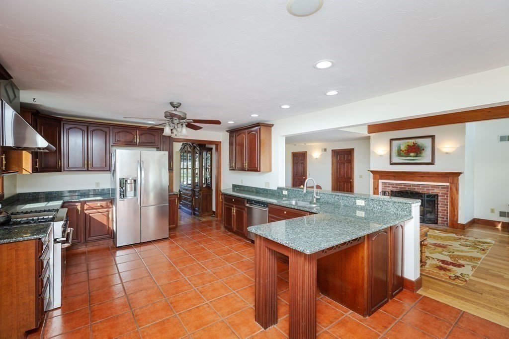 308 New Bedford Road Rochester, MA 02770 - Photo 8 of 42