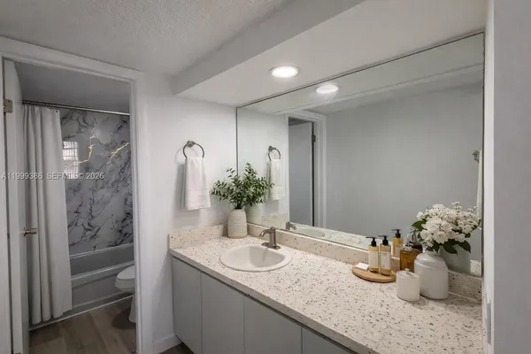 $285,000 | 1900 West 68th Street, Unit B203, Hialeah, FL 33014