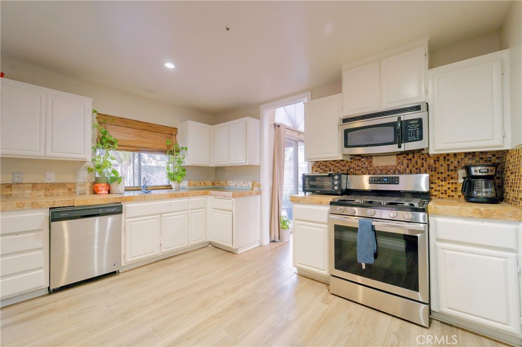 13584 Sutter Court Fontana, CA 92336 - Photo 18 of 38