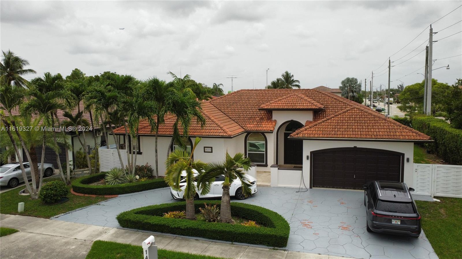 14201 Southwest 15th Street Miami, FL 33184 - Photo 34 of 37 a front view of a house with garden