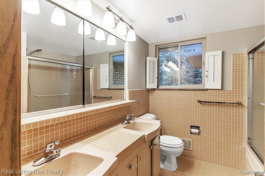 710 Castlebar Drive Rochester Hills, MI 48309 - Photo 16 of 35