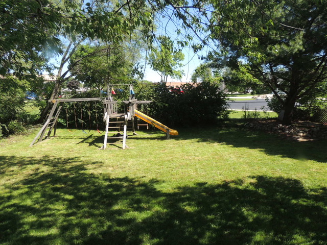 588 Norman Drive Cary, IL 60013 - Photo 2 of 8