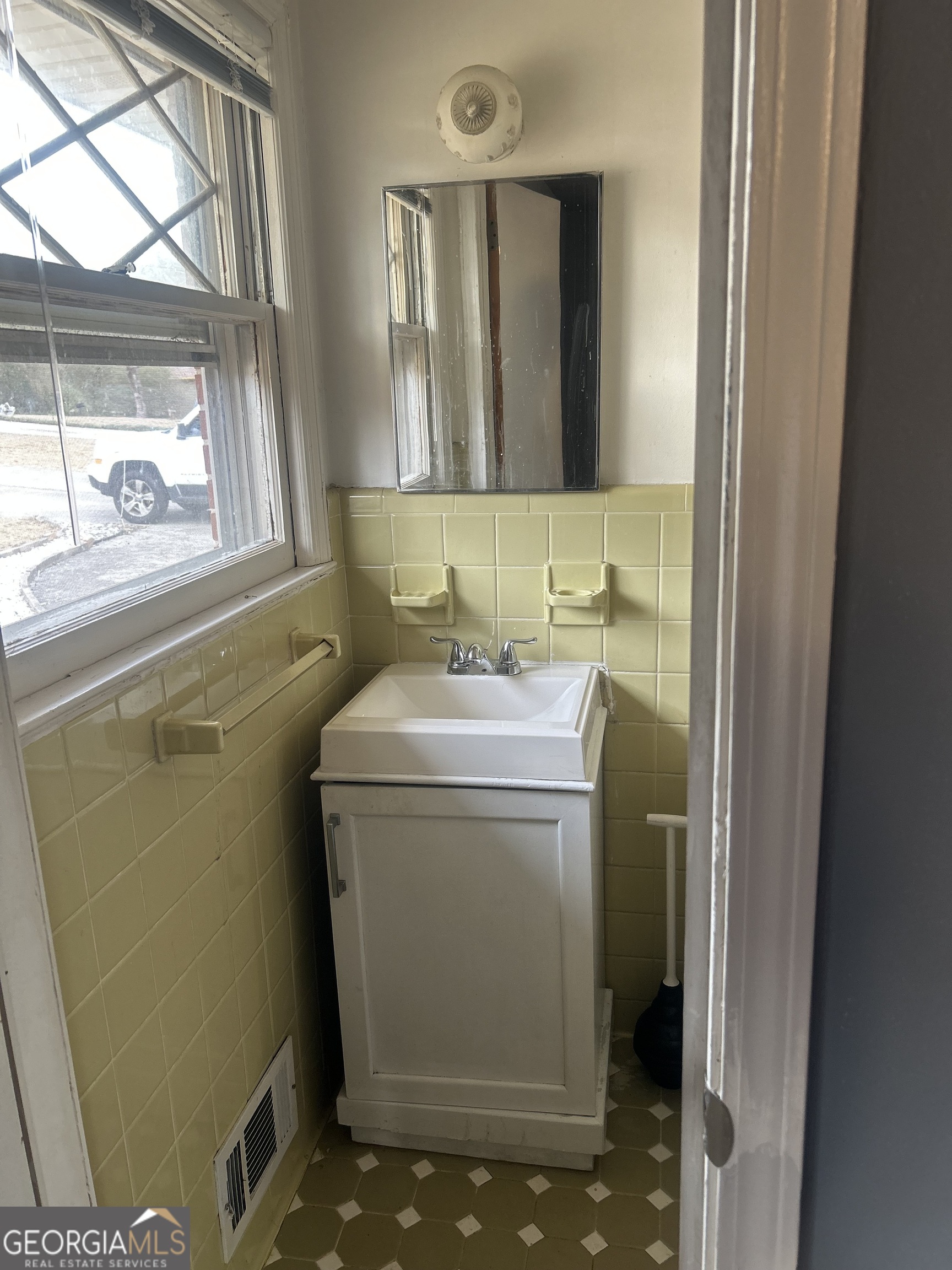 1406 Canterbury Road Griffin, GA 30223 - Photo 24 of 26 a utility room with dryer and washer