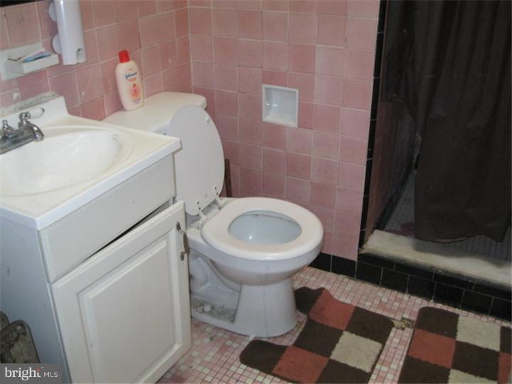 290 Sanford Road Upper Darby, PA 19082 - Photo 8 of 9 Bathroom
