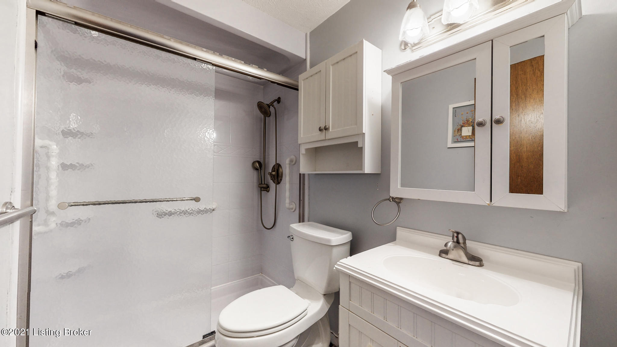 3850 Highgrove Road Coxs Creek, KY 40013 - Photo 15 of 32 Main Full Bathroom is on the first floor.
