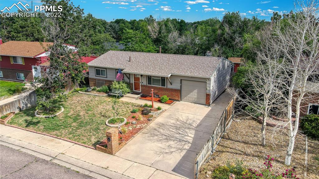 a view of a house with backyard