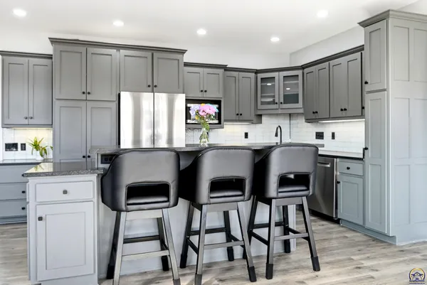 $615,000 | 6140 Southwest South Pointe Drive, Auburn, KS 66402