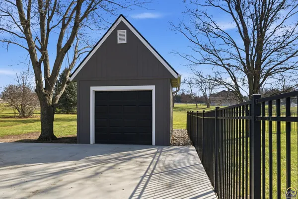 $615,000 | 6140 Southwest South Pointe Drive, Auburn, KS 66402