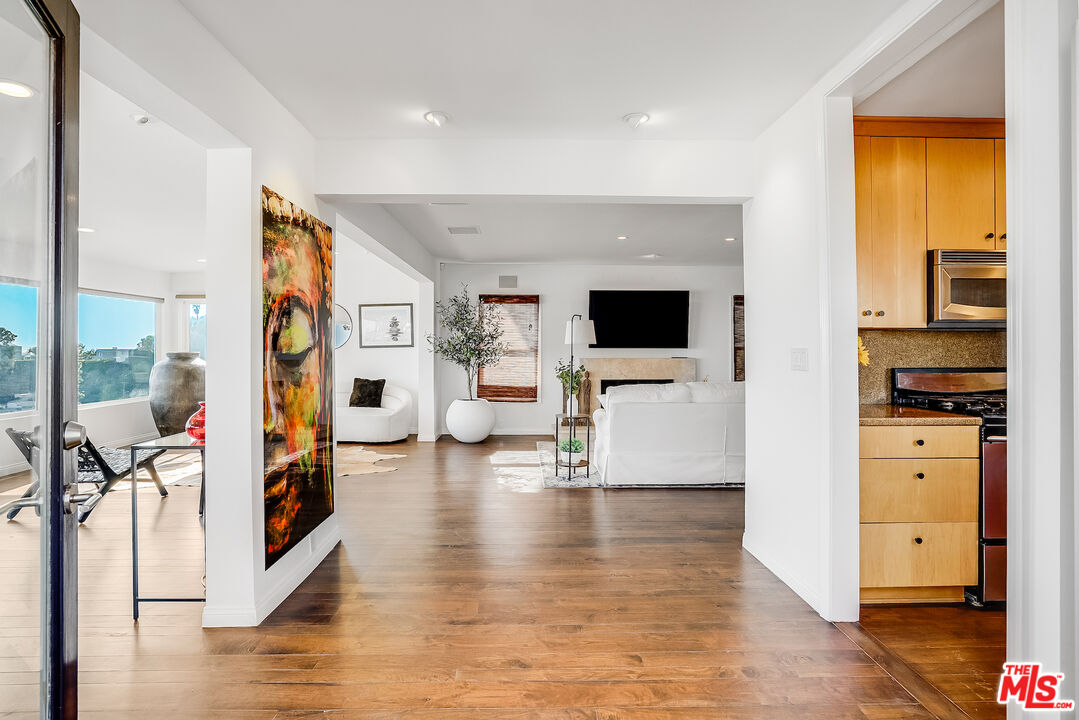 8912 Appian Way Los Angeles, CA 90046 - Photo 16 of 55