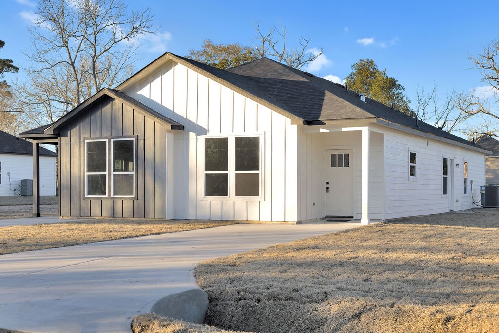 104 Runnels Street Willis, TX 77378 - Photo 3 of 27 a front view of a house with a garden