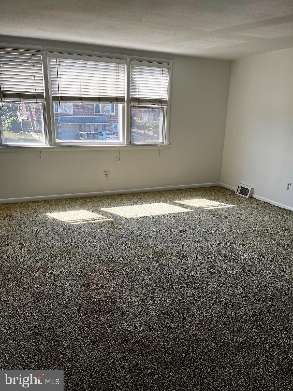 156 Hickory Hill Road Philadelphia, PA 19154 - Photo 4 of 26 Living Room