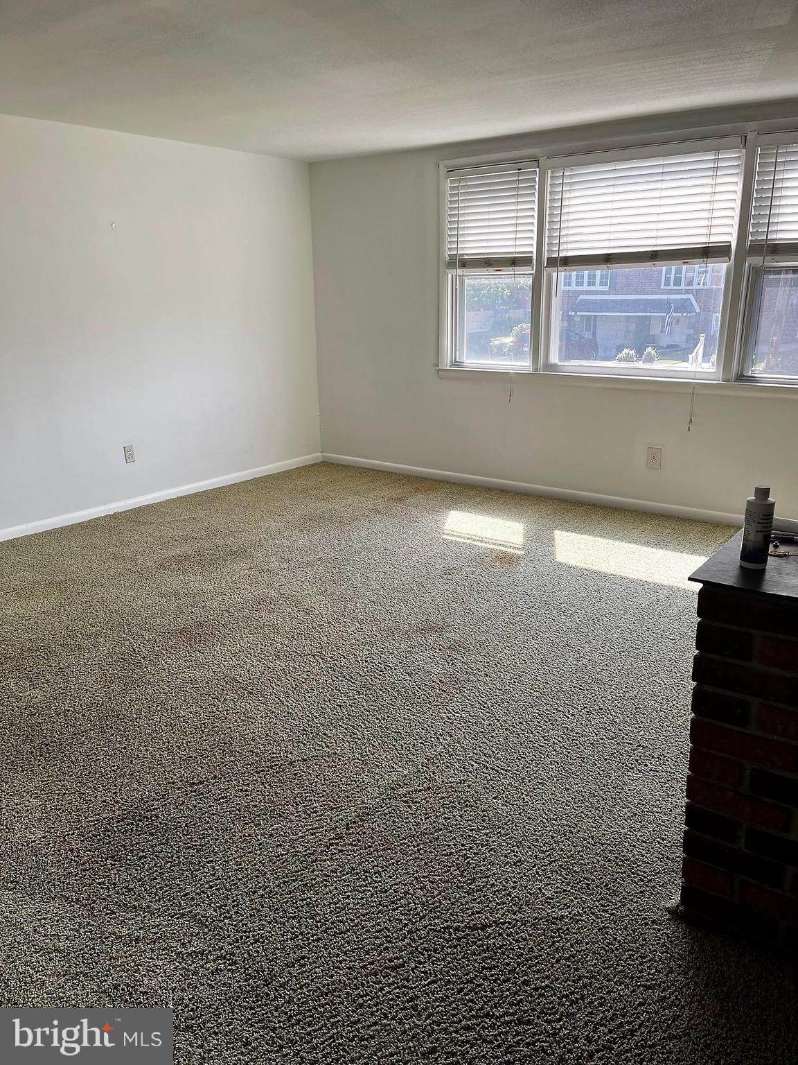 156 Hickory Hill Road Philadelphia, PA 19154 - Photo 5 of 26 Living Room