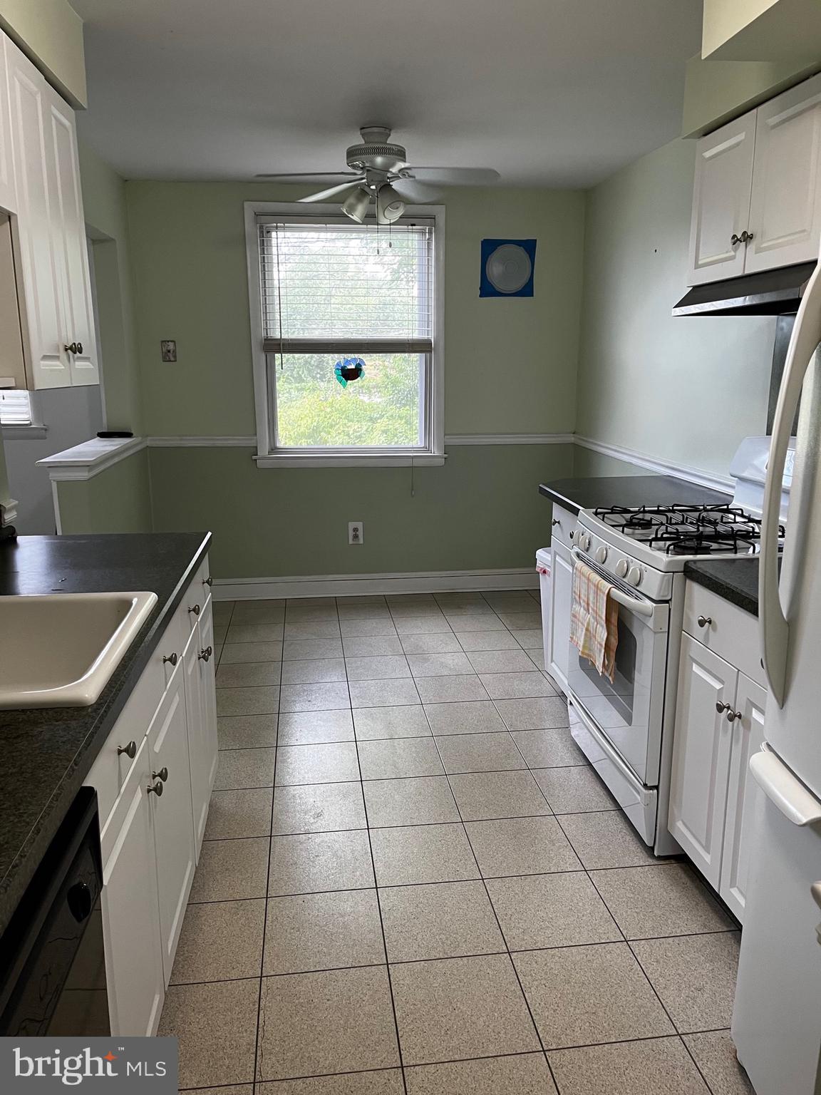 156 Hickory Hill Road Philadelphia, PA 19154 - Photo 9 of 26 Kitchen