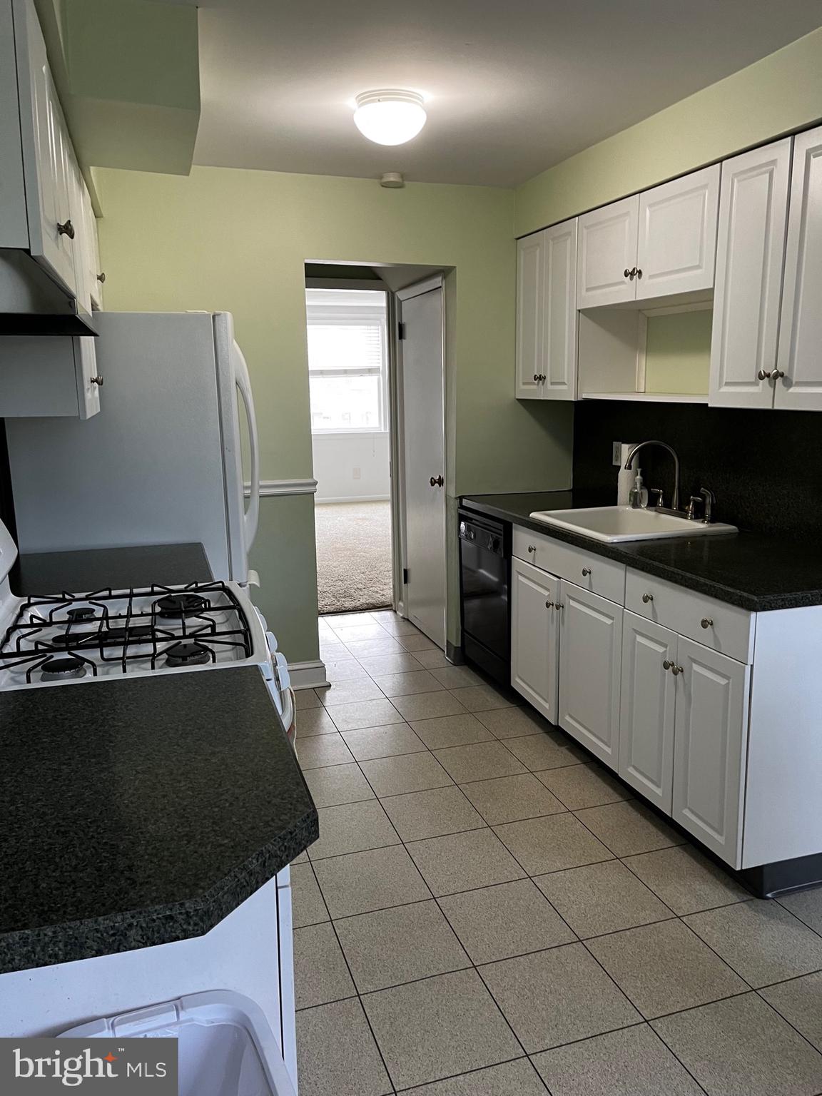 156 Hickory Hill Road Philadelphia, PA 19154 - Photo 10 of 26 Kitchen