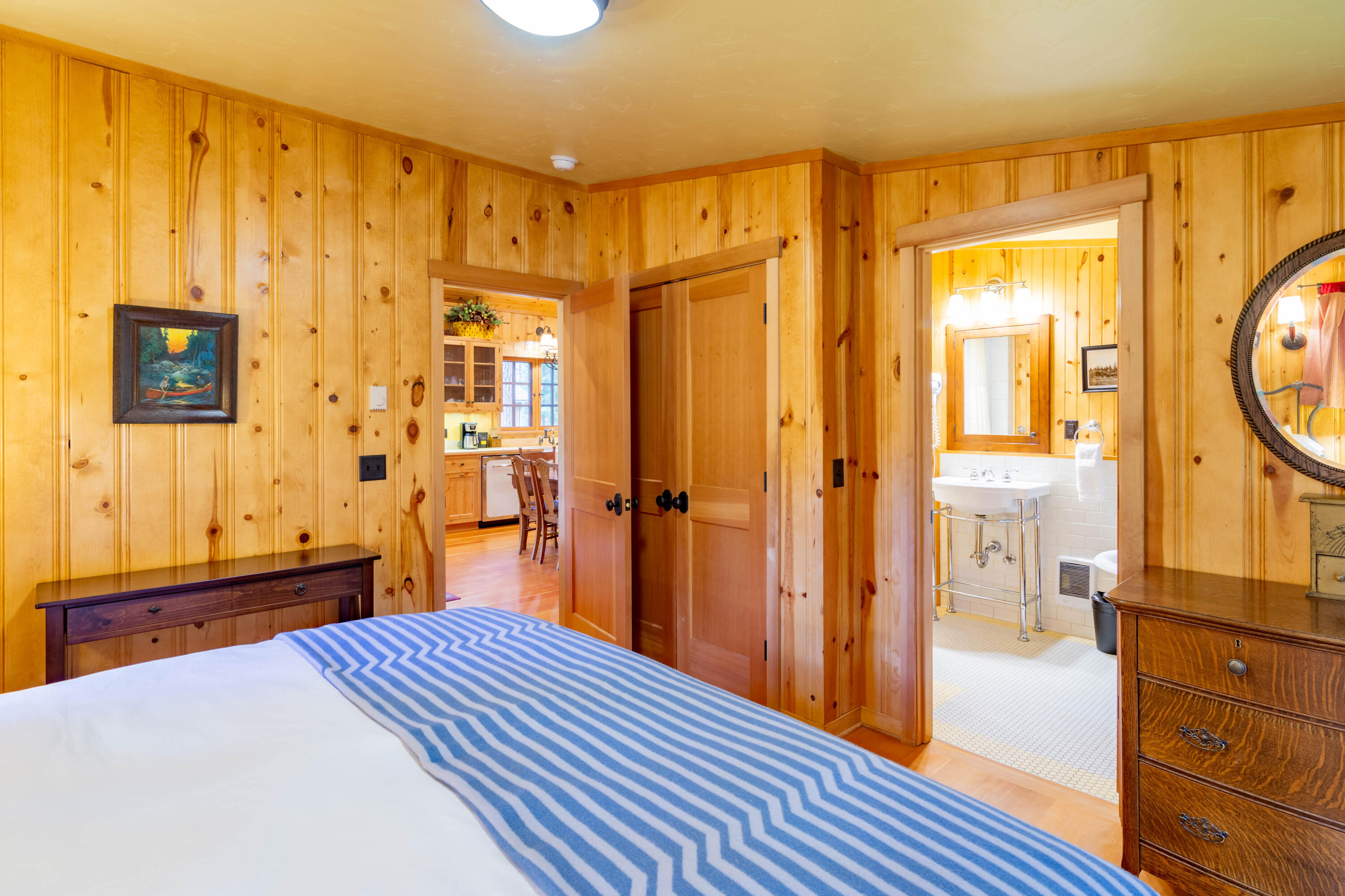 13375 Southwest Forest Service Road, Unit 26 U2 Camp Sherman, OR 97730 - Photo 23 of 25 metolius-river-luxury-cabin-26-queenbedr