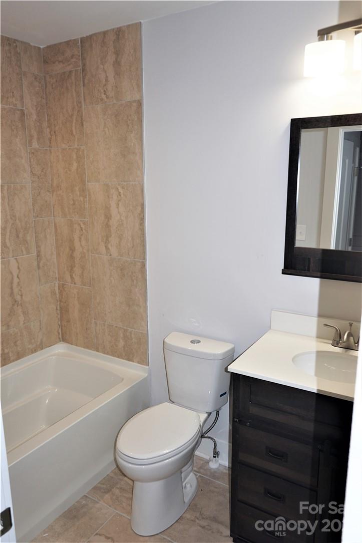 1048 McLain Road Kannapolis, NC 28083 - Photo 26 of 31 a bathroom with a sink toilet and a bathtub