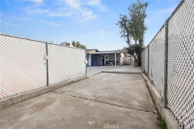 a view of a house with backyard