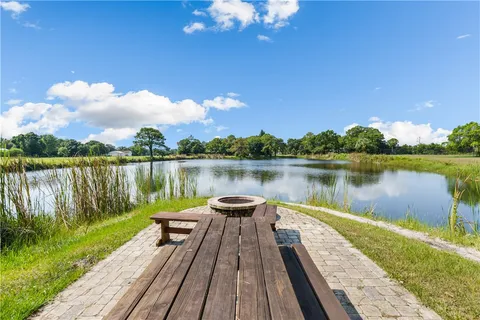 $199,999 | 525 Wright Circle, Vero Beach, FL 32968