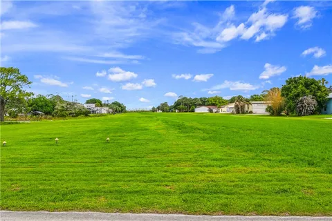 $199,999 | 525 Wright Circle, Vero Beach, FL 32968
