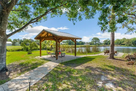 $199,999 | 525 Wright Circle, Vero Beach, FL 32968