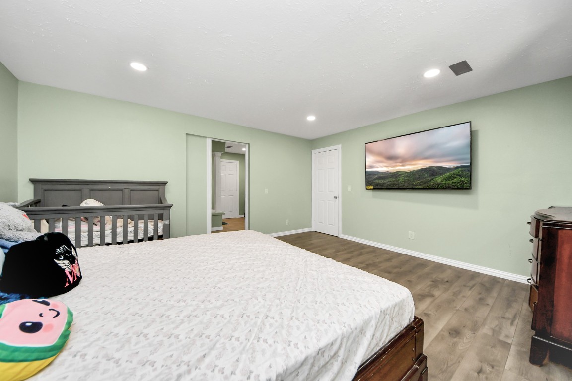 11844 Padok Road Houston, TX 77044 - Photo 26 of 41 a bedroom with a bed and dresser