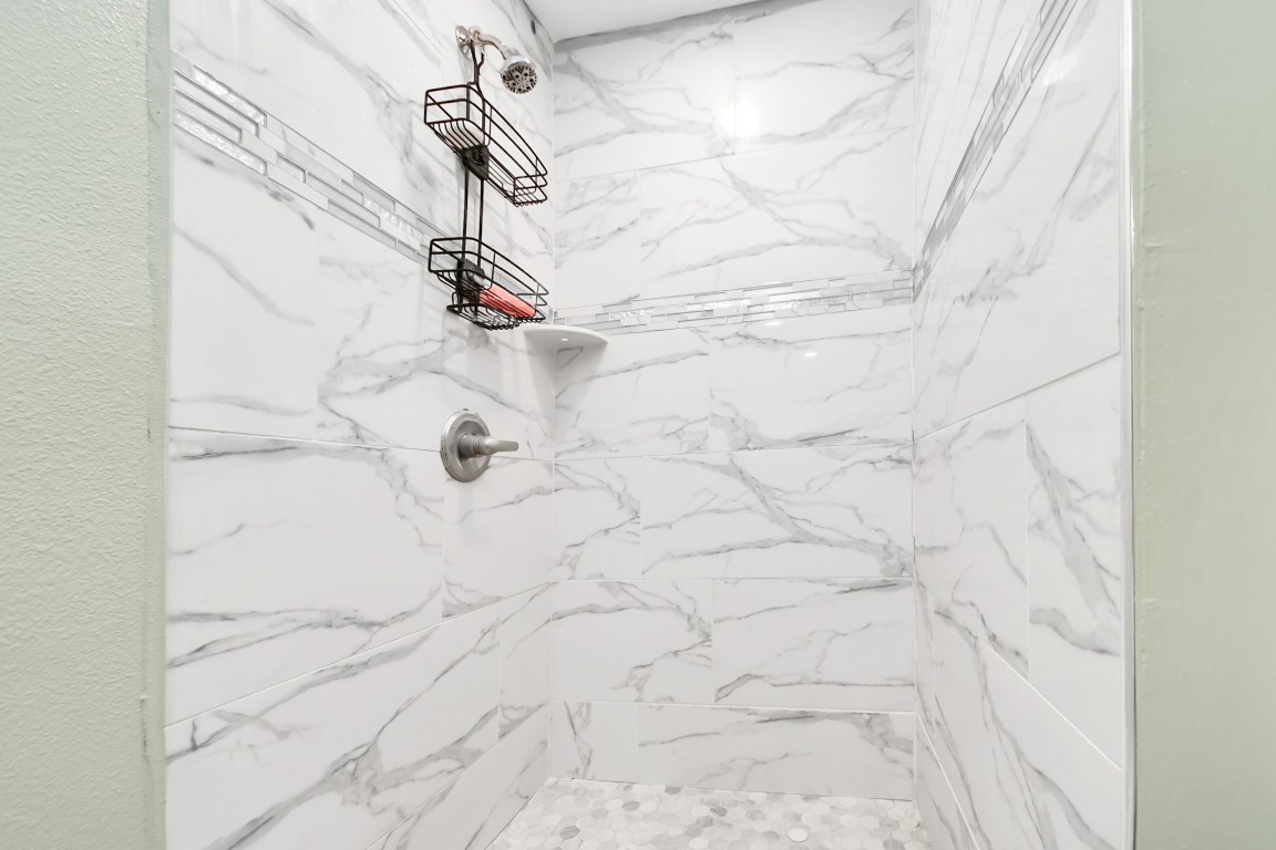 11844 Padok Road Houston, TX 77044 - Photo 29 of 41 a bathroom with a shower