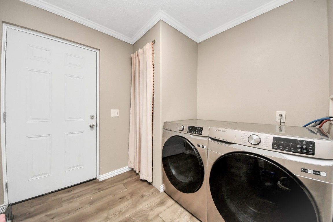 11844 Padok Road Houston, TX 77044 - Photo 31 of 41 a utility room with dryer and washer